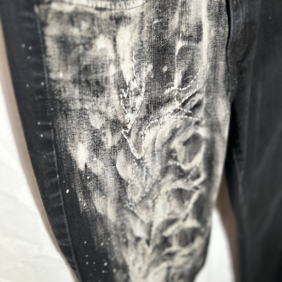 Hand-Painted Levi Jeans - Picture 5 of 8